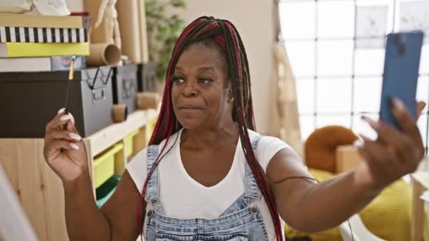 自信的非洲裔美国女艺术教师热情地在工作室的画布上画画 通过视频通话快乐地分享创造力 — 图库视频影像