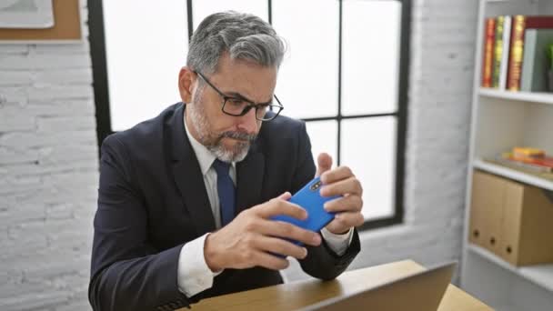 Handsome Grey Haired Hispanic Man Upset Working Office Texting Smartphone — Stock Video