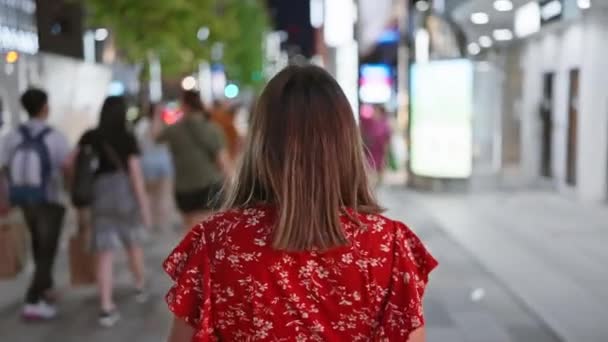 Emotiefkiekje Mooie Spaanse Vrouw Bril Mysterieus Weglopend Tokyo Bruisende Stadsgezicht — Stockvideo