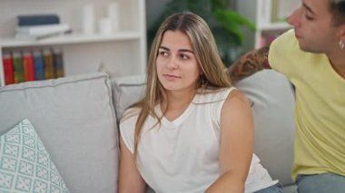 Güzel bir çift birbirine sarılıyor. Kanepede oturuyor ve evde birbirlerine destek oluyorlar.