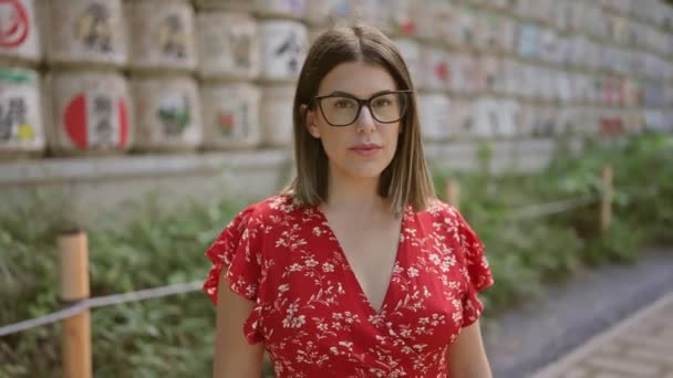 Όμορφη Ισπανίδα Γυναίκα Χαμογελά Στέκεται Δίπλα Από Βαρέλια Κούνημα Στο — Αρχείο Βίντεο