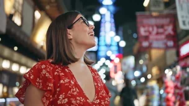 Fånga Den Glada Natten Vacker Latinamerikansk Kvinna Glasögon Njuter Shinsekai — Stockvideo