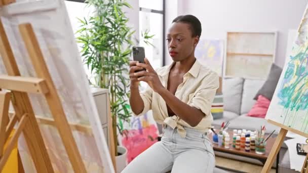 Artista Americana Africana Confiante Desenhando Partir Uma Imagem Feita Com — Vídeo de Stock