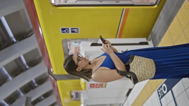 Весела Окуляри Очолюють Йогоіспаномовну Жінку Занурену Усміхнену Телефонну Подорож Поглинаючи — стокове відео