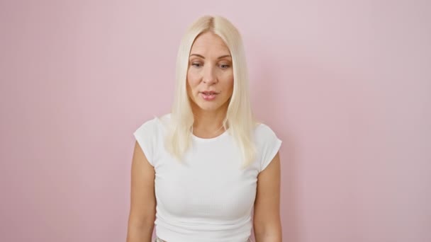 Oeps Jonge Verwarde Blonde Vrouw Betrapt Een Grote Blunder Hand — Stockvideo