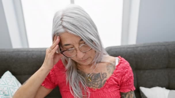 Düşünceli Orta Yaşlı Bir Kadın Gri Saçlı Gözlüklü Oturma Odasındaki — Stok video