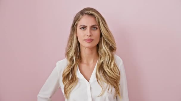 Mulher Jovem Espantada Camisa Sobre Fundo Rosa Sua Beleza Loira — Vídeo de Stock