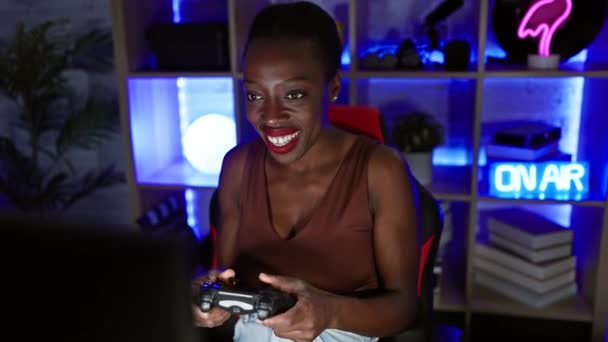 Волнующая Африканская Американка Указывающая Пальцем Радостную Улыбку Оптимистично Играющая Видеоигры — стоковое видео