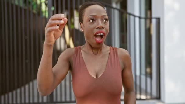 Потрясающая Африканская Американка Стоящая Испуганная Изумленная Городской Улице Широко Раскрытым — стоковое видео