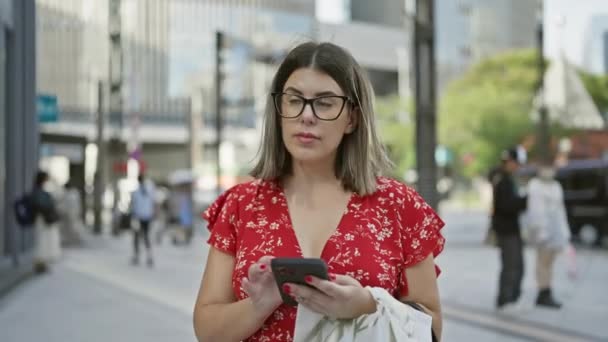 Όμορφη Ισπανόφωνη Γυναίκα Γυαλιά Tokyo Ψηφιακή Σύνδεση Μέσω Smartphone Στους — Αρχείο Βίντεο