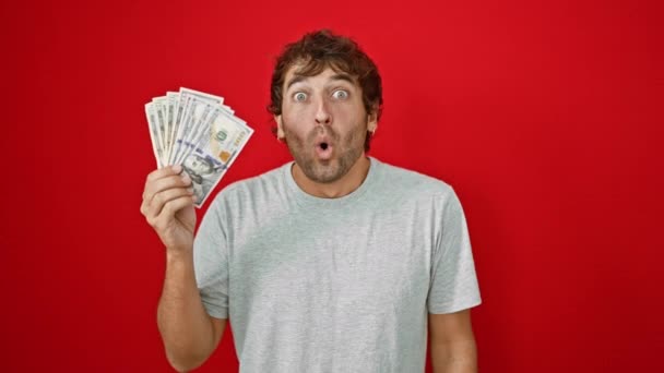 Şok Olmuş Genç Bir Adam Bize Banknotlar Tutuyor Şaşkınlık Korku — Stok video