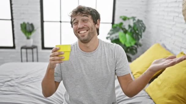 Başarının Şerefine Heyecanlı Genç Adam Yatak Odasında Sabah Kahvesini Yudumlarken — Stok video