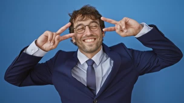 Radosny Młody Człowiek Garniturze Biznesowym Uśmiechnięty Radośnie Pokazuje Symbol Zwycięstwa — Wideo stockowe