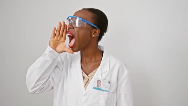 Oślepiona Afrykańska Kobieta Ubrana Mundury Naukowca Bez Pojęcia Ramionach Rozłożonych — Wideo stockowe