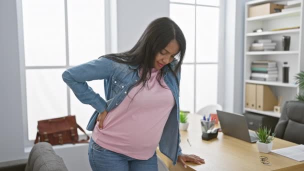 Junge Schwangere Geschäftsfrau Leidet Unter Rückenschmerzen Während Sie Versucht Büro — Stockvideo
