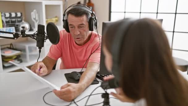 Lucht Puls Man Vrouw Radio Interviewer Die Deelnemen Aan Chit — Stockvideo