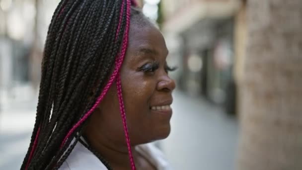 Piękna Afroamerykanka Emanuje Pewnością Siebie Radośnie Śmiejąc Się Ciesząc Życiem — Wideo stockowe