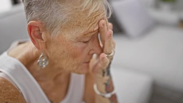 Zestresowana Starsza Siwowłosa Kobieta Siedząca Sama Kanapie Domu Borykająca Się — Wideo stockowe