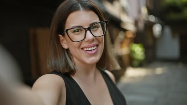 Mooie Jonge Latijns Amerikaanse Vrouw Draagt Een Bril Maakt Een — Stockvideo