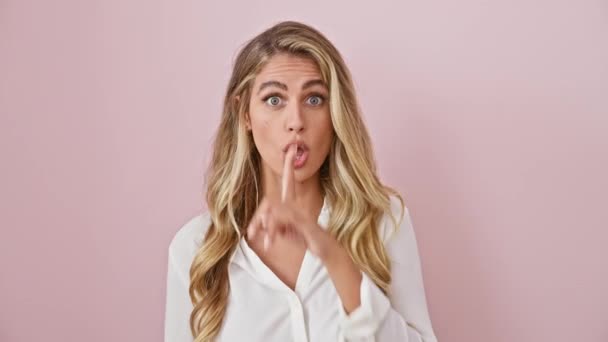 Kom Igen Fantastisk Ung Blond Kvinna Skjorta Gestikulerande Tyst Tecken — Stockvideo
