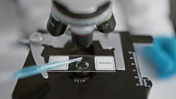 年轻迷人的他的惊慌失措的男人 灰白头发的工作科学家 在实验室的实验中 用显微镜把一滴水滴在样本上 — 图库视频影像