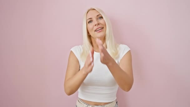Blondynka Młoda Kobieta Oczy Zamknięte Sennym Śnie Trzyma Ręce Razem — Wideo stockowe