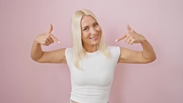 Självsäker Ung Blond Kvinna Pekar Sig Själv Med Stolt Och — Stockvideo