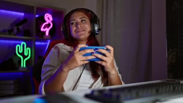 Gelukkig Roodharige Gamer Meisje Jonge Streamer Avond Van Plezier Het — Stockvideo