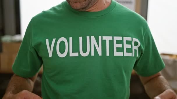 Las Manos Del Hombre Señalando Fervientemente Uniforme Voluntario Centro Caridad — Vídeo de stock
