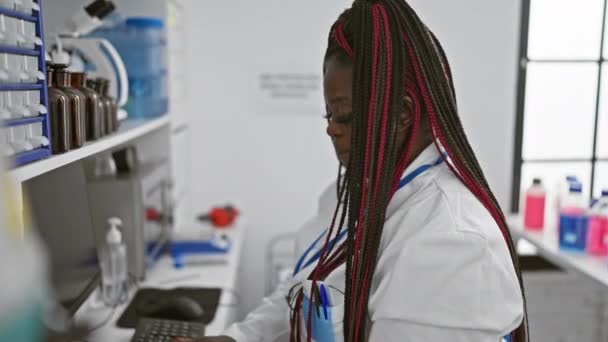 집중된 아프리카계 미국인 과학자 아름답게 땋아진 번화한 실험실에서 컴퓨터를 타이핑 — 비디오