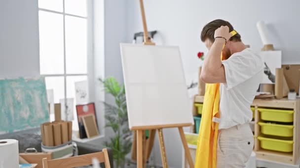 Młody Latynoski Artysta Noszący Fartuch Stojący Poważną Twarzą Pracowni Artystycznej — Wideo stockowe