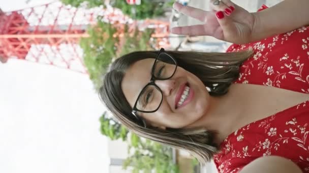 Instantánea Vibrante Hermosa Mujer Hispana Con Gafas Tokyo Sonriendo Parpadeando — Vídeo de stock
