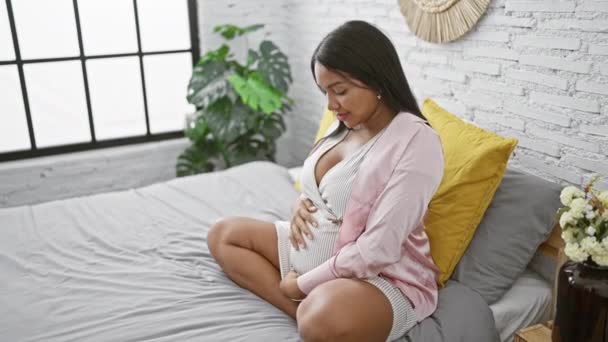 Joven Embarazada Confiada Radiante Felicidad Descansando Amablemente Cama Dormitorio Acunando — Vídeos de Stock