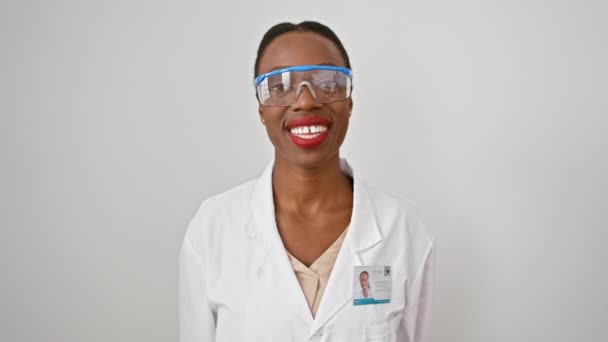 Mujer Afroamericana Confiada Una Científica Brillante Meciendo Uniforme Con Una — Vídeo de stock