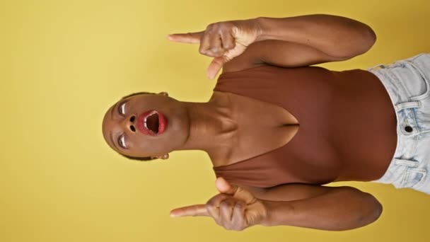 Alegre Mujer Afroamericana Pie Señalando Con Mirada Sorprendida Cara Felizmente — Vídeos de Stock