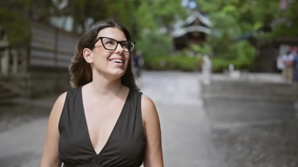 Mujer Hispana Alegre Posando Con Alegría Gafas Brillando Pie Medio — Vídeos de Stock