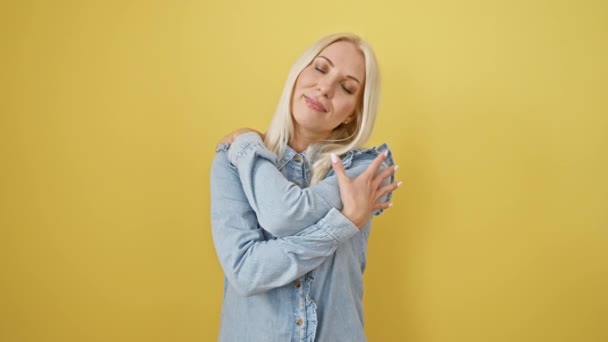 Joyful Jonge Vrouw Blond Denim Shirt Zelfverzekerd Knuffelend Alleen Staand — Stockvideo