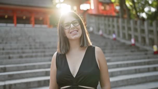 Vacker Latinamerikansk Kvinna Med Glasögon Poserar Fushimi Inari Taisha Glädje — Stockvideo