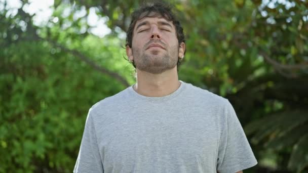 Hombre Joven Guapo Rubio Barbudo Encuentra Equilibrio Libertad Ejercicio Yoga — Vídeos de Stock