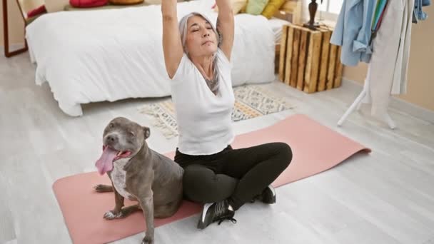 Sportig Gråhårig Medelålders Kvinna Med Sällskapsdjur Hund Träna Yoga Rofylld — Stockvideo