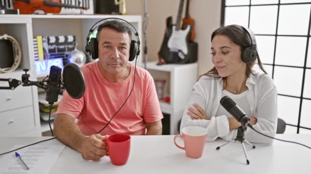 Intervieweurs Hommes Femmes Partageant Moment Café Dans Studio Radio — Video