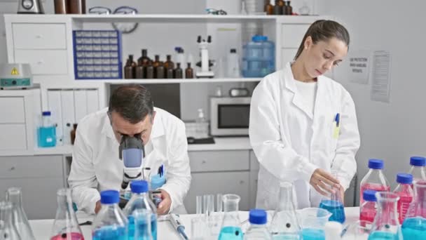 Cientistas Homens Mulheres Alegremente Trabalhando Juntos Laboratório Alta Tecnologia — Vídeo de Stock