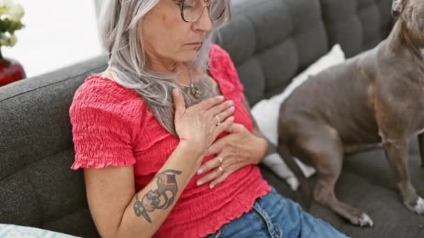 Kalp Krizi Geçiren Beyaz Saçlı Orta Yaşlı Bir Kadın Rahat — Stok video