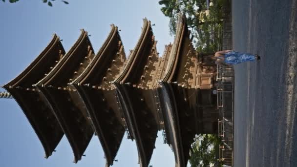 Случайная Прогулка Красивой Латиноамериканки Культовому Храму Киото Дзи Завораживающий Вид — стоковое видео