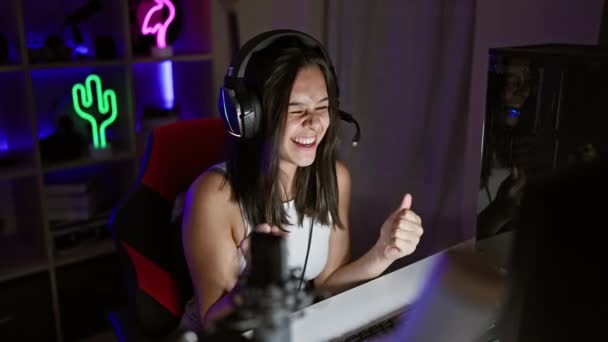Siegreiches Lächeln Junge Schöne Hispanische Streamerin Ekstatische Gewinnerin Beim Videospiel — Stockvideo