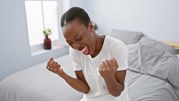 Mulher Americana Africana Alegre Deitada Cama Gritando Excitação Vitoriosa Enquanto — Vídeo de Stock
