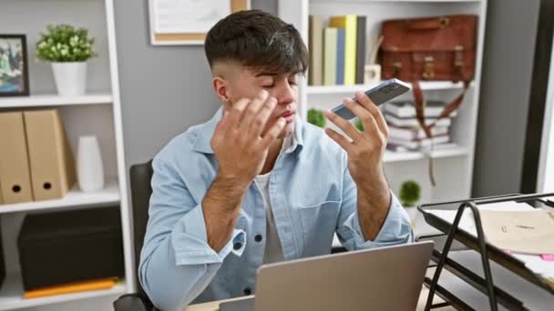 Yakışıklı Spanyol Genç Adam Özenle Ofiste Çalışıyor Dizüstü Bilgisayar Kullanıyor — Stok video