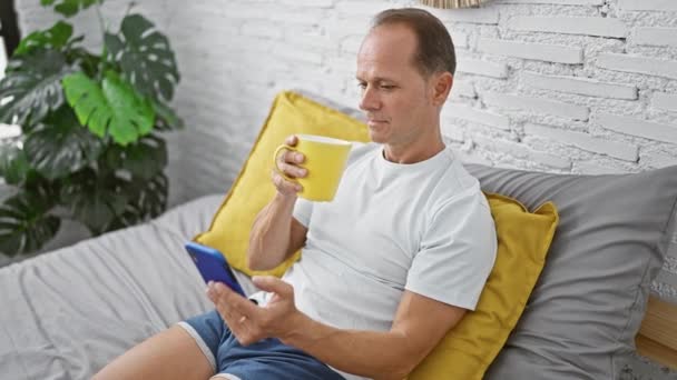 Candid Capture Middle Age Hispanic Man Immersed Morning Texts Roomed — Stock Video