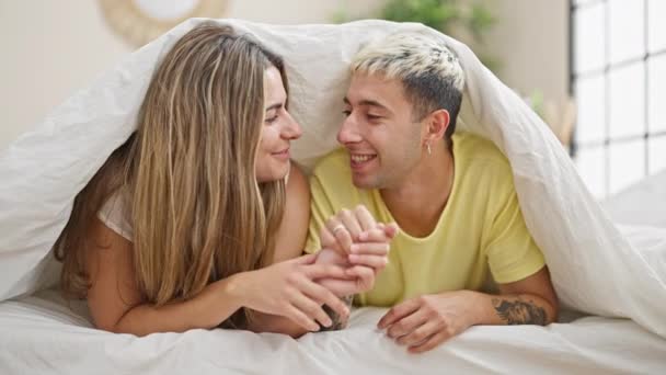 Schönes Paar Liegt Auf Bettdecke Und Küsst Sich Schlafzimmer — Stockvideo