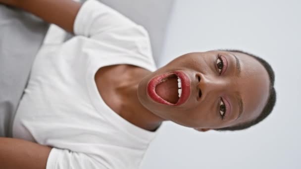 Atrakcyjna Afroamerykanka Leżąca Wygodnym Łóżku Sypialni Nadymająca Policzki Zabawnym Wyrazie — Wideo stockowe